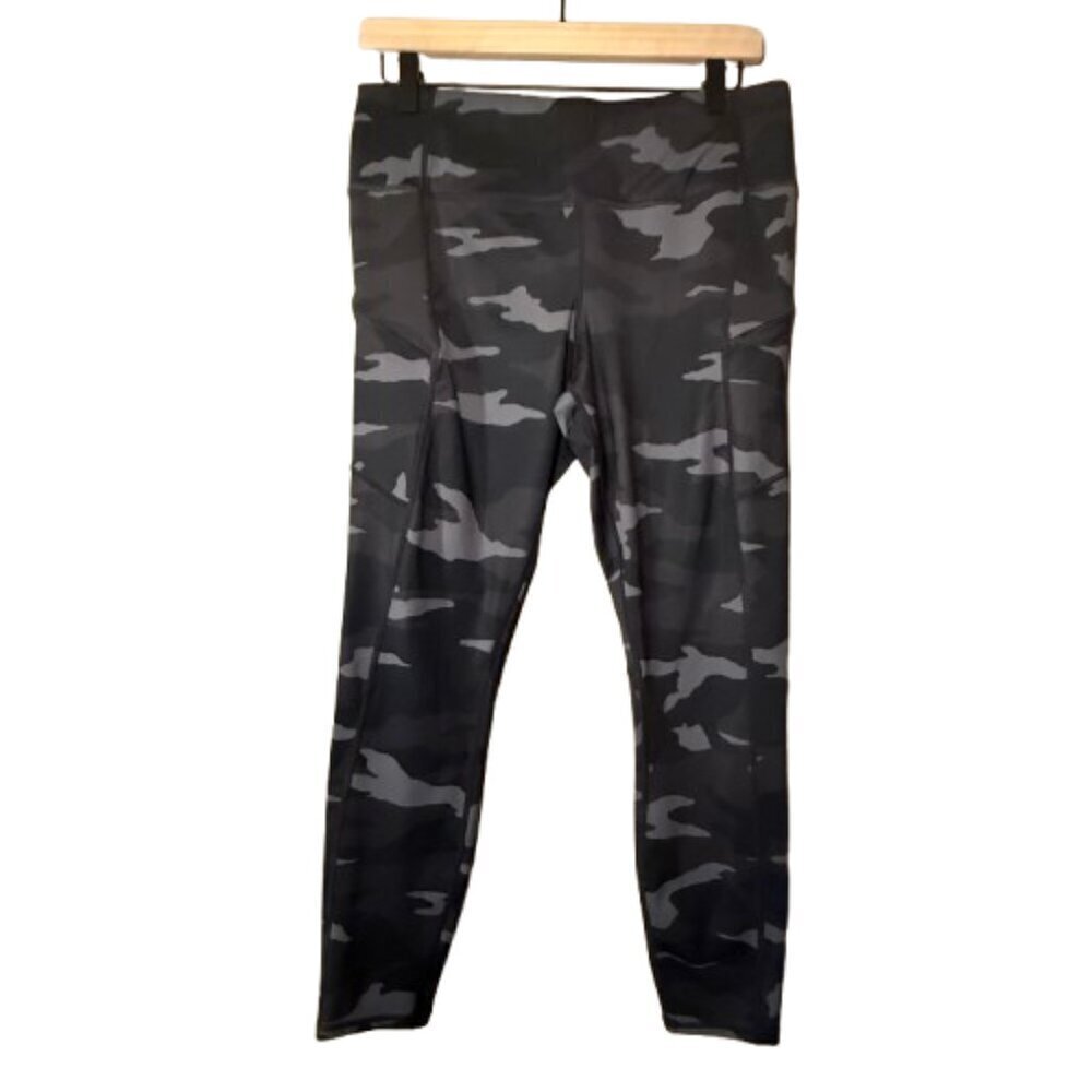 Women's M Athleta Black Camouflage Leggings with Side Zip Pockets 7/8 Length